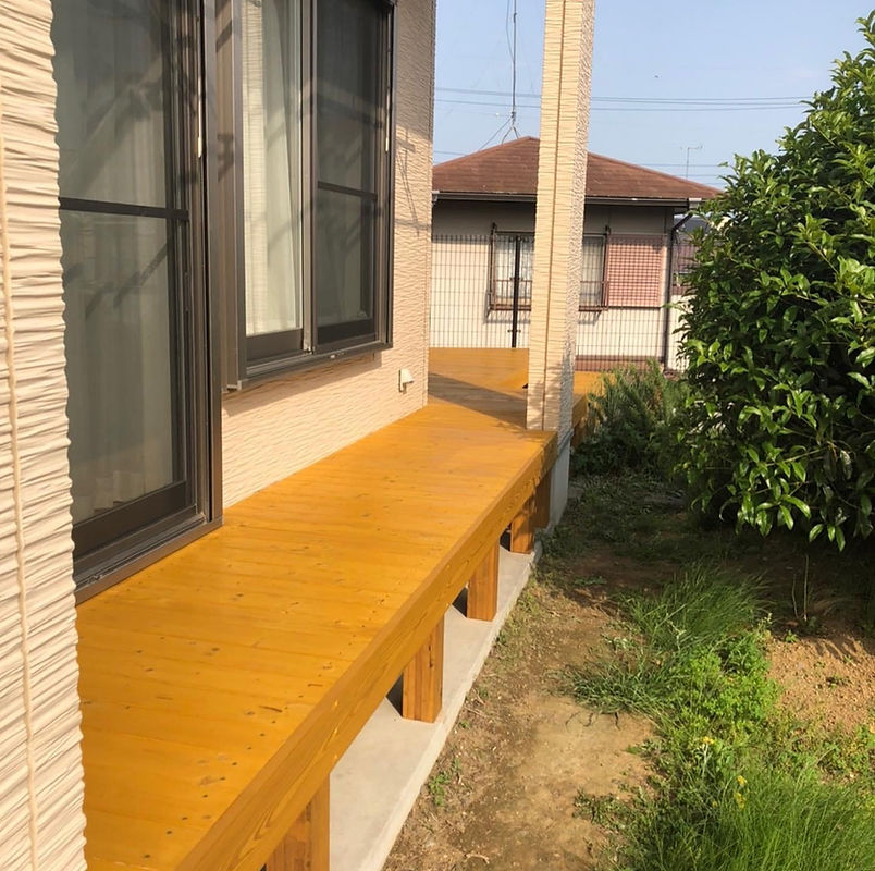 木のデッキと住まいの外観