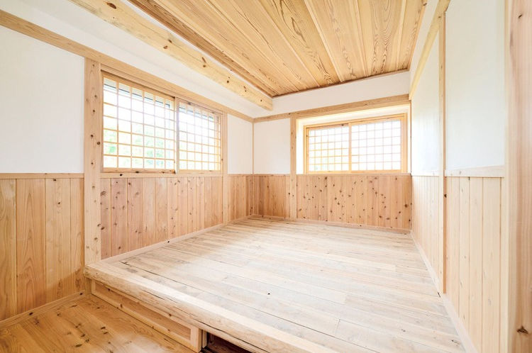 明るい木の室内