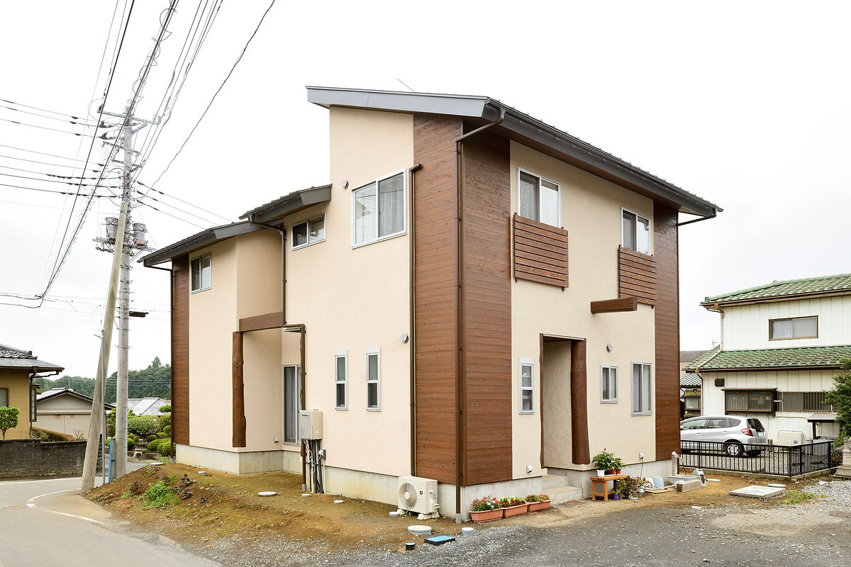 木の外壁をアクセントにした建明の住まい